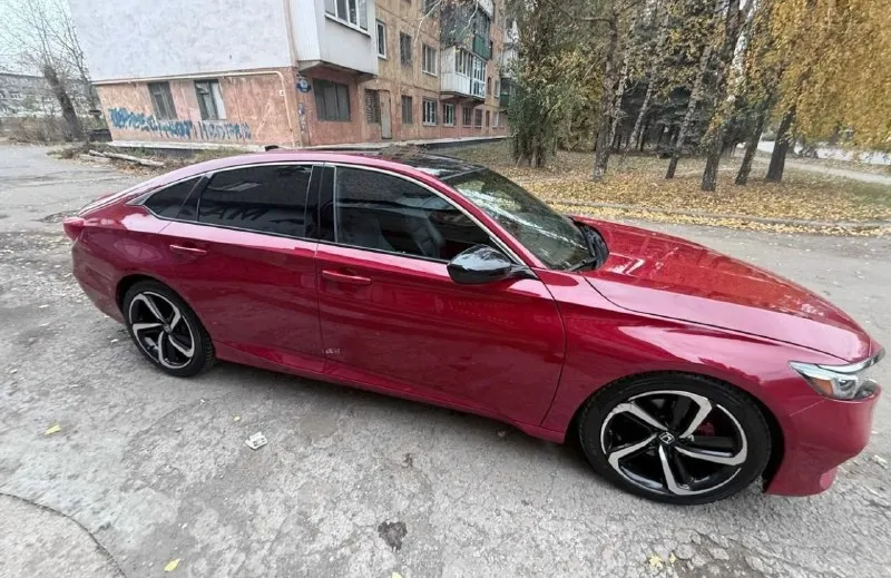 Продам honda accord sport 2018 1.5 turbo 🚗 продаётся honda accord x 1.5 turbo 🚗 📅 год выпуска: 2018 ⚙️ двигатель: 1.5 turbo (192 л. с. ), бензин ⚙️ кпп: автомат (cvt) ⛽️ расход: от 7.5 л/100 км 📍 пробег: 143.000 📌 привод: передний 🪪 птс: оригинал / 1 владелец ⠀ 💡 комплектация: — адаптивный круиз-контроль — камера заднего вида — мультимедиа с carplay / android auto — брейк система (доп. торможение) ⠀ ✅ машина в отличном состоянии, ничего делать не нужно ✅ вся электроника работает ✅ своевременное обслуживание, масла и фильтра по регламенту. ✅ готов к проверкам на любом сто 🫰- 2,250,000 торг у капота. +79498318018 донецк, макеевка. 📞 звоните: +7(949)8318018 - фотография - 1
