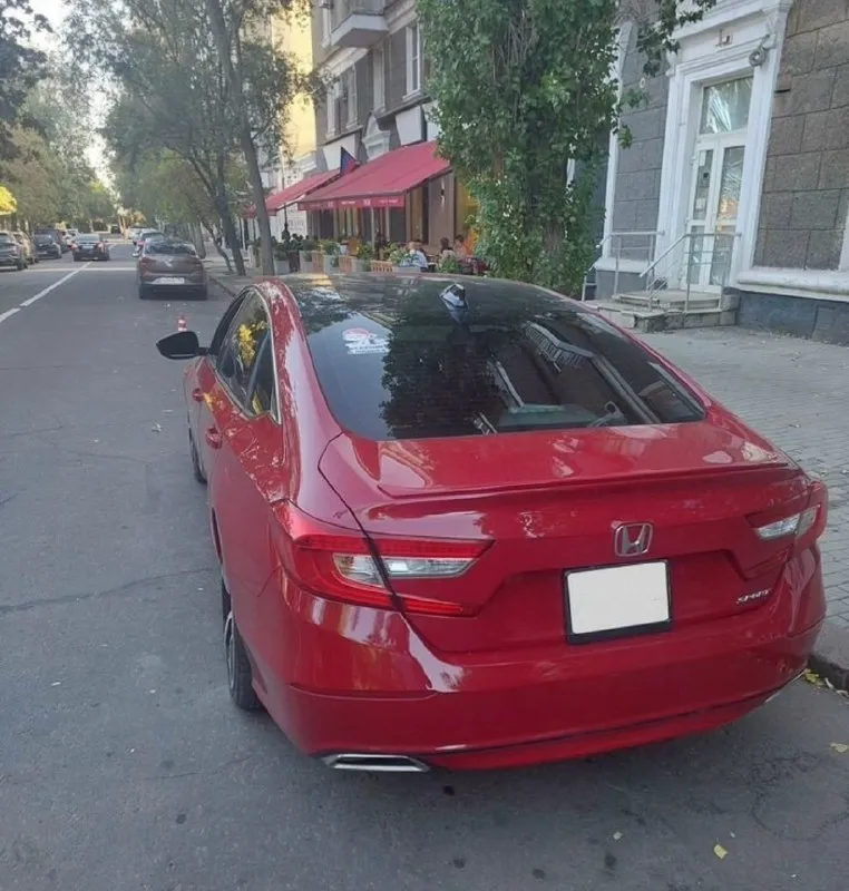 Продам honda accord sport 2018 1.5 turbo 🚗 продаётся honda accord x 1.5 turbo 🚗 📅 год выпуска: 2018 ⚙️ двигатель: 1.5 turbo (192 л. с. ), бензин ⚙️ кпп: автомат (cvt) ⛽️ расход: от 7.5 л/100 км 📍 пробег: 143.000 📌 привод: передний 🪪 птс: оригинал / 1 владелец ⠀ 💡 комплектация: — адаптивный круиз-контроль — камера заднего вида — мультимедиа с carplay / android auto — брейк система (доп. торможение) ⠀ ✅ машина в отличном состоянии, ничего делать не нужно ✅ вся электроника работает ✅ своевременное обслуживание, масла и фильтра по регламенту. ✅ готов к проверкам на любом сто 🫰- 2,250,000 торг у капота. +79498318018 донецк, макеевка. 📞 звоните: +7(949)8318018 - фотография - 2