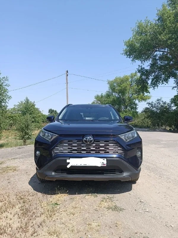 Продам переднеприводный автомобиль тойота rav 4 лимитед, 2019 г. , 5-е поколение, 205 л, пробег 77565, машина канадской сборки, был незначительный удар справа спереди, ездила девушка, был поврежден передний бампер и сработала подушка безопастности руля, все заменено и установлено, покупал в ростове, салон светлый, чехлы, в багажнике коврик, акуст. Сист. Jbl (звук 10 из 10), предмаксимальная комплектация, колеса 235/55/19 стоит новая зимняя headway, только поставил+комплект японской новой летней резины панорама, новый аккумулятор турция (месяц как поставил).
Машина обслуживалась на дилерском сто, через каждые 8 тыс. , документы по обслуживанию есть. Была замена радиатора кондиционера, кондиционер заправлен, с начала каждого лета проходила то, машина ухожена, никто и никогда в салоне не курил, собачек, кошечек не перевозили.
Цена 4🍋, знаю за что прошу, машина хорошая (не китай), по всем вопросам пишите в личку телеграм, мах +79185575196, +79185561806, александр, машину можно посмотреть в г. Новоазовск - фотография - 1