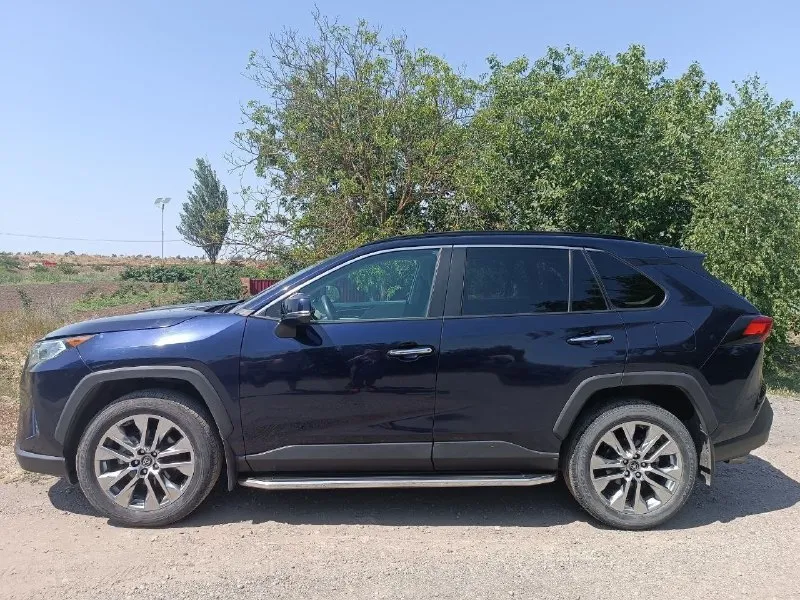 Продам переднеприводный автомобиль тойота rav 4 лимитед, 2019 г. , 5-е поколение, 205 л, пробег 77565, машина канадской сборки, был незначительный удар справа спереди, ездила девушка, был поврежден передний бампер и сработала подушка безопастности руля, все заменено и установлено, покупал в ростове, салон светлый, чехлы, в багажнике коврик, акуст. Сист. Jbl (звук 10 из 10), предмаксимальная комплектация, колеса 235/55/19 стоит новая зимняя headway, только поставил+комплект японской новой летней резины панорама, новый аккумулятор турция (месяц как поставил).
Машина обслуживалась на дилерском сто, через каждые 8 тыс. , документы по обслуживанию есть. Была замена радиатора кондиционера, кондиционер заправлен, с начала каждого лета проходила то, машина ухожена, никто и никогда в салоне не курил, собачек, кошечек не перевозили.
Цена 4🍋, знаю за что прошу, машина хорошая (не китай), по всем вопросам пишите в личку телеграм, мах +79185575196, +79185561806, александр, машину можно посмотреть в г. Новоазовск - фотография - 2