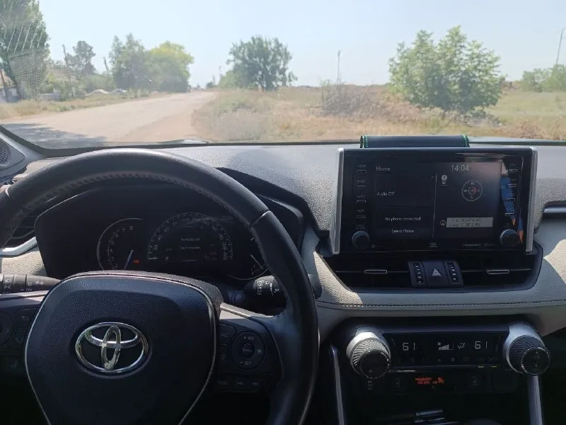 Продам переднеприводный автомобиль тойота rav 4 лимитед, 2019 г. , 5-е поколение, 205 л, пробег 77565, машина канадской сборки, был незначительный удар справа спереди, ездила девушка, был поврежден передний бампер и сработала подушка безопастности руля, все заменено и установлено, покупал в ростове, салон светлый, чехлы, в багажнике коврик, акуст. Сист. Jbl (звук 10 из 10), предмаксимальная комплектация, колеса 235/55/19 стоит новая зимняя headway, только поставил+комплект японской новой летней резины панорама, новый аккумулятор турция (месяц как поставил).
Машина обслуживалась на дилерском сто, через каждые 8 тыс. , документы по обслуживанию есть. Была замена радиатора кондиционера, кондиционер заправлен, с начала каждого лета проходила то, машина ухожена, никто и никогда в салоне не курил, собачек, кошечек не перевозили.
Цена 4🍋, знаю за что прошу, машина хорошая (не китай), по всем вопросам пишите в личку телеграм, мах +79185575196, +79185561806, александр, машину можно посмотреть в г. Новоазовск - фотография - 3
