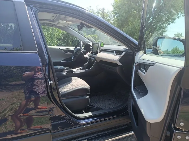 Продам переднеприводный автомобиль тойота rav 4 лимитед, 2019 г. , 5-е поколение, 205 л, пробег 77565, машина канадской сборки, был незначительный удар справа спереди, ездила девушка, был поврежден передний бампер и сработала подушка безопастности руля, все заменено и установлено, покупал в ростове, салон светлый, чехлы, в багажнике коврик, акуст. Сист. Jbl (звук 10 из 10), предмаксимальная комплектация, колеса 235/55/19 стоит новая зимняя headway, только поставил+комплект японской новой летней резины панорама, новый аккумулятор турция (месяц как поставил).
Машина обслуживалась на дилерском сто, через каждые 8 тыс. , документы по обслуживанию есть. Была замена радиатора кондиционера, кондиционер заправлен, с начала каждого лета проходила то, машина ухожена, никто и никогда в салоне не курил, собачек, кошечек не перевозили.
Цена 4🍋, знаю за что прошу, машина хорошая (не китай), по всем вопросам пишите в личку телеграм, мах +79185575196, +79185561806, александр, машину можно посмотреть в г. Новоазовск - фотография - 5