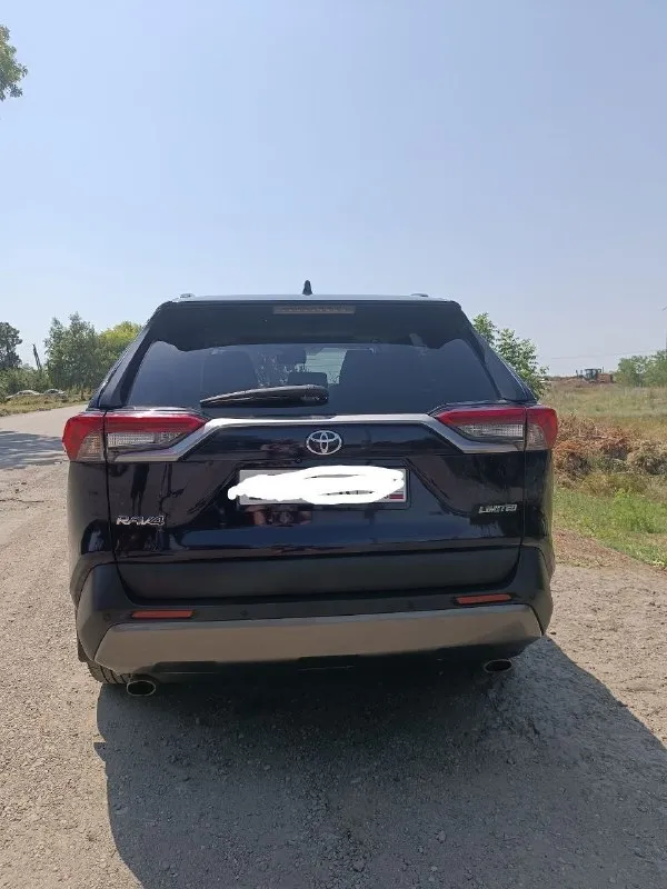 Продам переднеприводный автомобиль тойота rav 4 лимитед, 2019 г. , 5-е поколение, 205 л, пробег 77565, машина канадской сборки, был незначительный удар справа спереди, ездила девушка, был поврежден передний бампер и сработала подушка безопастности руля, все заменено и установлено, покупал в ростове, салон светлый, чехлы, в багажнике коврик, акуст. Сист. Jbl (звук 10 из 10), предмаксимальная комплектация, колеса 235/55/19 стоит новая зимняя headway, только поставил+комплект японской новой летней резины панорама, новый аккумулятор турция (месяц как поставил).
Машина обслуживалась на дилерском сто, через каждые 8 тыс. , документы по обслуживанию есть. Была замена радиатора кондиционера, кондиционер заправлен, с начала каждого лета проходила то, машина ухожена, никто и никогда в салоне не курил, собачек, кошечек не перевозили.
Цена 4🍋, знаю за что прошу, машина хорошая (не китай), по всем вопросам пишите в личку телеграм, мах +79185575196, +79185561806, александр, машину можно посмотреть в г. Новоазовск - фотография - 7