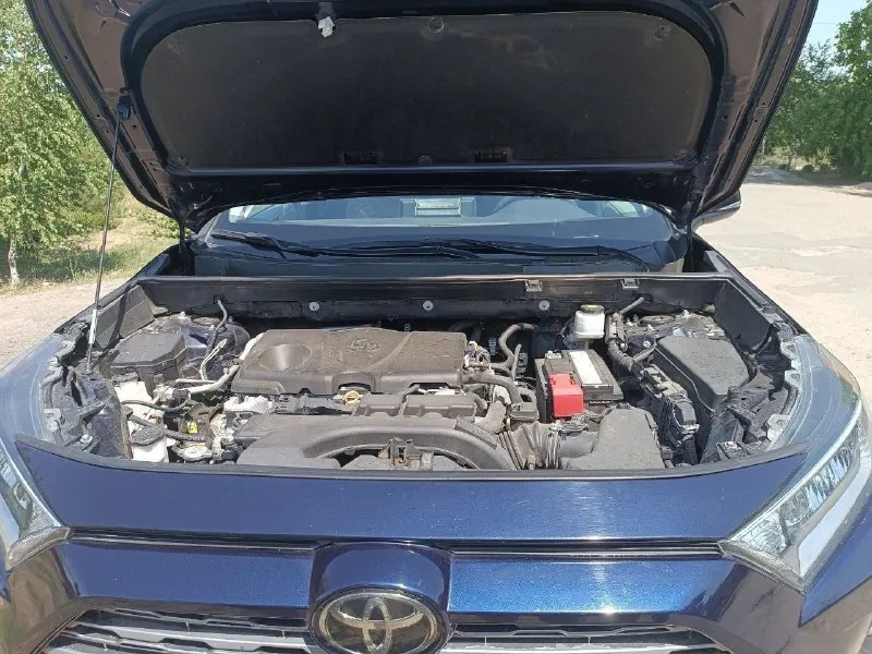 Продам переднеприводный автомобиль тойота rav 4 лимитед, 2019 г. , 5-е поколение, 205 л, пробег 77565, машина канадской сборки, был незначительный удар справа спереди, ездила девушка, был поврежден передний бампер и сработала подушка безопастности руля, все заменено и установлено, покупал в ростове, салон светлый, чехлы, в багажнике коврик, акуст. Сист. Jbl (звук 10 из 10), предмаксимальная комплектация, колеса 235/55/19 стоит новая зимняя headway, только поставил+комплект японской новой летней резины панорама, новый аккумулятор турция (месяц как поставил).
Машина обслуживалась на дилерском сто, через каждые 8 тыс. , документы по обслуживанию есть. Была замена радиатора кондиционера, кондиционер заправлен, с начала каждого лета проходила то, машина ухожена, никто и никогда в салоне не курил, собачек, кошечек не перевозили.
Цена 4🍋, знаю за что прошу, машина хорошая (не китай), по всем вопросам пишите в личку телеграм, мах +79185575196, +79185561806, александр, машину можно посмотреть в г. Новоазовск - фотография - 8