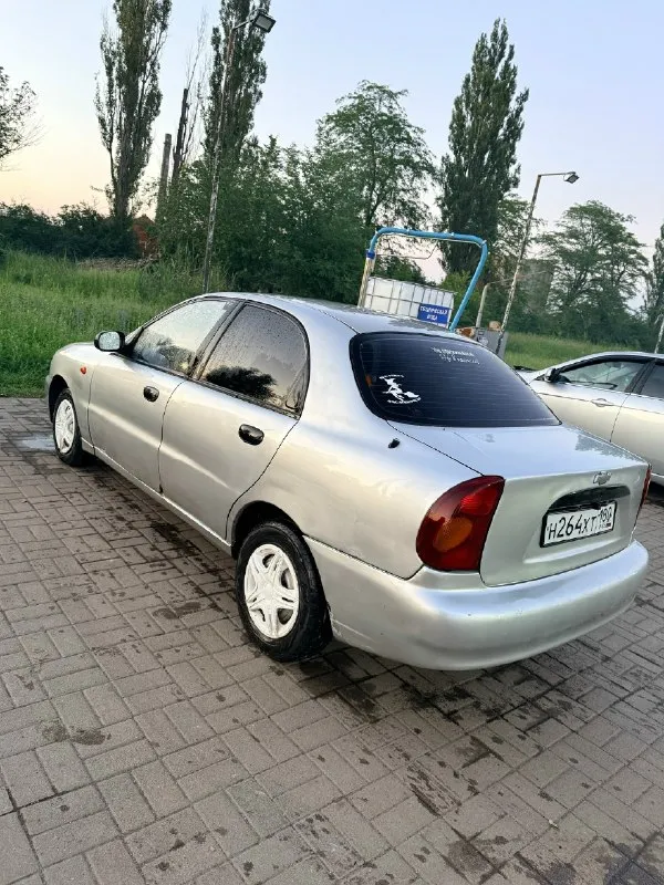 ✏ 🚗 продам chevrolet lanos 1.5, 2008 г. в. техническое состояние: «сел и поехал». я — хозяйка, машина полностью обслужена по ходовой части. 📚 что было сделано (владею полгода): • техническое обслуживание: масло и фильтры менялись меньше тысячи километров назад. • ✅ поварены пороги. • ✅ новые фары (установлены led-лампы). • ✅ новое сцепление (прошло всего 3 тыс. км). • ✅ заменены тормозные цилиндры, колодки и установлены новые шрусы. • ✅ установлены новые: аккумулятор, генератор, выхлопная система и все датчики. пробег: 190 тыс. км. комплектация: в подарок отдам комплект зимней резины( отъездила месяц на ней), дополнительные зеркала и трос ручника. внешний вид — на фото. с документами полный порядок, любое переоформление. причина продажи покупка другого автомобиля. машина находится в шахтерске. цена: 250 т. + разумный торг. пишите/звоните, отвечу на все вопросы! 📞+79497122531 📞 звоните: +7(949)7122531 - фотография - 3