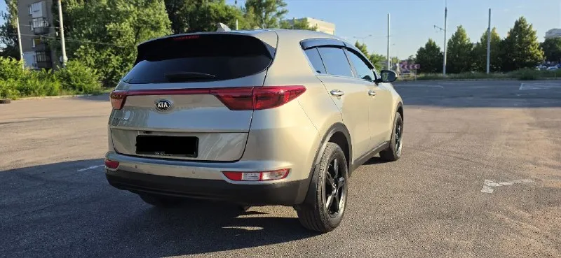 Продается kia sportage 2017 года выпуска с пробегом 143 000 км. 🚗🛣️ • автомобиль оснащен 2-литровым бензиновым двигателем и автоматической коробкой передач. ⛽⚙️ • цена составляет 1.730.000, возможен торг. 💰🤝 • автомобиль находится в идеальном состоянии, полностью соответствует фотографиям, имеет родной окрас и идеальную техническую часть. ✨📸💯 • , коробка передач и подвеска работают отлично. 🕹️🔥🅿️💡🖥️🎶☔ • техосмотр пройден, возможен любой вид оформления и обмен. 📝🔄 • осмотр автомобиля проводится в городе донецк. 📍🏙️ +79495905326 +79885860906мах 📲 tg: с_e 📞 звоните: +7(949)5905326 - фотография - 3
