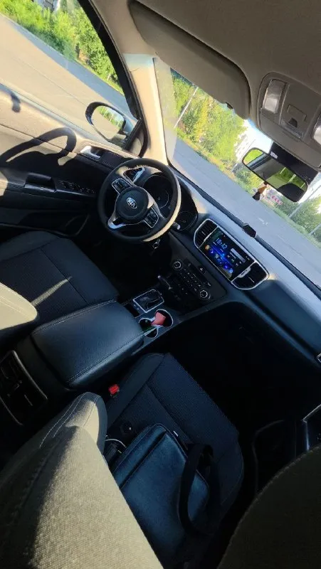 Продается kia sportage 2017 года выпуска с пробегом 143 000 км. 🚗🛣️ • автомобиль оснащен 2-литровым бензиновым двигателем и автоматической коробкой передач. ⛽⚙️ • цена составляет 1.730.000, возможен торг. 💰🤝 • автомобиль находится в идеальном состоянии, полностью соответствует фотографиям, имеет родной окрас и идеальную техническую часть. ✨📸💯 • , коробка передач и подвеска работают отлично. 🕹️🔥🅿️💡🖥️🎶☔ • техосмотр пройден, возможен любой вид оформления и обмен. 📝🔄 • осмотр автомобиля проводится в городе донецк. 📍🏙️ +79495905326 +79885860906мах 📲 tg: с_e 📞 звоните: +7(949)5905326 - фотография - 6