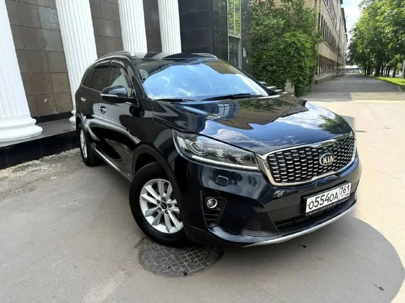 Kia sorento prime, 2018 год, 2.4 автомат, полный привод. 114000 км. автомобиль куплен у официального дилера. птс оригинал, 2 владельца обслуживание в соответствии регламента. сервисная книжка в наличии. два комплекта ключей. 2 комплекта колес, лето на оригинальных дисках. хорошая комплектация, светодиодные фары, кожаный салон с эл. приводом водительского сидения, без ключевой доступ, старт-стоп, двух зонный климат, датчики дождя и света, подогрев руля, эл. привод крышки багажника и т. д. возможно оформление в кредит. возможен обмен. более детальная информация по телефону цена - 2.750.000 р. +79494041233 - фотография - 1
