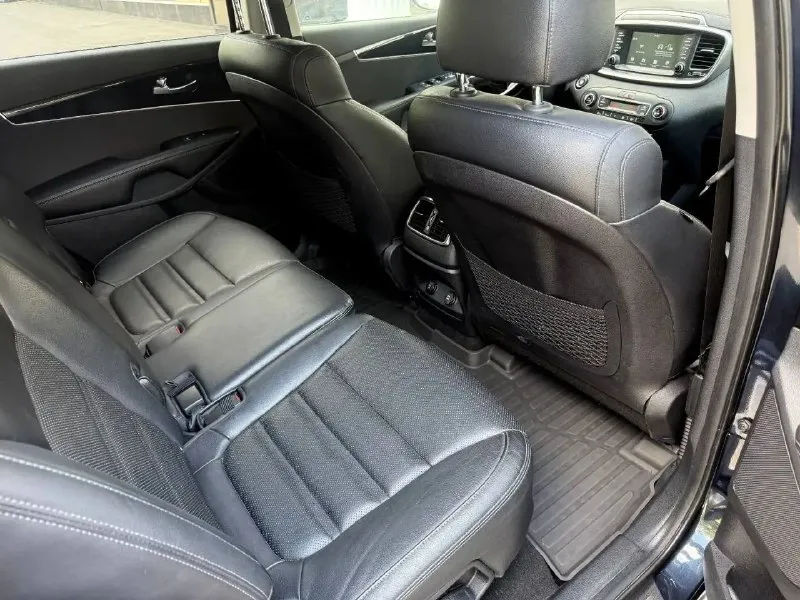 Kia sorento prime, 2018 год, 2.4 автомат, полный привод. 114000 км. автомобиль куплен у официального дилера. птс оригинал, 2 владельца обслуживание в соответствии регламента. сервисная книжка в наличии. два комплекта ключей. 2 комплекта колес, лето на оригинальных дисках. хорошая комплектация, светодиодные фары, кожаный салон с эл. приводом водительского сидения, без ключевой доступ, старт-стоп, двух зонный климат, датчики дождя и света, подогрев руля, эл. привод крышки багажника и т. д. возможно оформление в кредит. возможен обмен. более детальная информация по телефону цена - 2.750.000 р. +79494041233 - фотография - 10