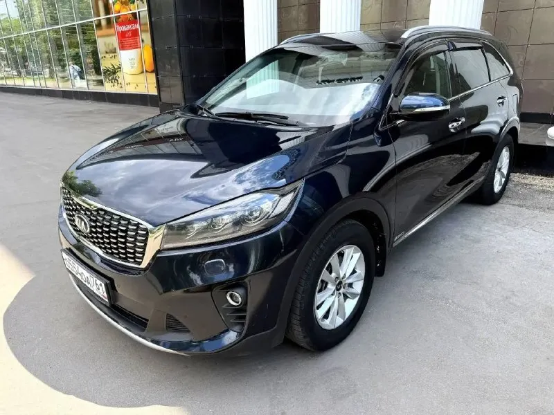 Kia sorento prime, 2018 год, 2.4 автомат, полный привод. 114000 км. автомобиль куплен у официального дилера. птс оригинал, 2 владельца обслуживание в соответствии регламента. сервисная книжка в наличии. два комплекта ключей. 2 комплекта колес, лето на оригинальных дисках. хорошая комплектация, светодиодные фары, кожаный салон с эл. приводом водительского сидения, без ключевой доступ, старт-стоп, двух зонный климат, датчики дождя и света, подогрев руля, эл. привод крышки багажника и т. д. возможно оформление в кредит. возможен обмен. более детальная информация по телефону цена - 2.750.000 р. +79494041233 - фотография - 2