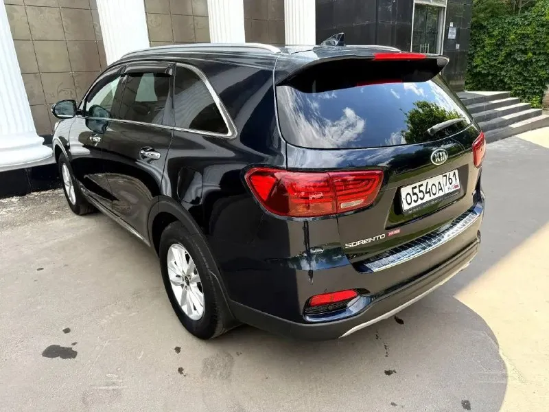 Kia sorento prime, 2018 год, 2.4 автомат, полный привод. 114000 км. автомобиль куплен у официального дилера. птс оригинал, 2 владельца обслуживание в соответствии регламента. сервисная книжка в наличии. два комплекта ключей. 2 комплекта колес, лето на оригинальных дисках. хорошая комплектация, светодиодные фары, кожаный салон с эл. приводом водительского сидения, без ключевой доступ, старт-стоп, двух зонный климат, датчики дождя и света, подогрев руля, эл. привод крышки багажника и т. д. возможно оформление в кредит. возможен обмен. более детальная информация по телефону цена - 2.750.000 р. +79494041233 - фотография - 3