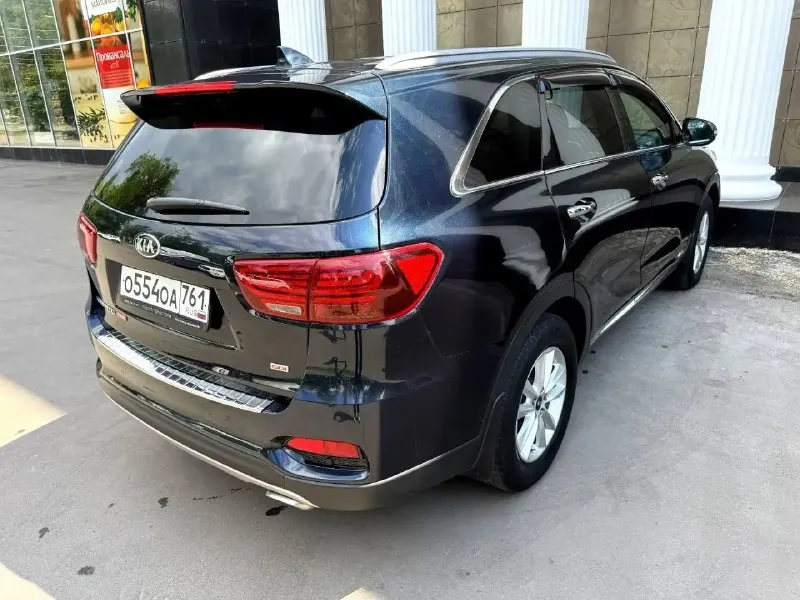 Kia sorento prime, 2018 год, 2.4 автомат, полный привод. 114000 км. автомобиль куплен у официального дилера. птс оригинал, 2 владельца обслуживание в соответствии регламента. сервисная книжка в наличии. два комплекта ключей. 2 комплекта колес, лето на оригинальных дисках. хорошая комплектация, светодиодные фары, кожаный салон с эл. приводом водительского сидения, без ключевой доступ, старт-стоп, двух зонный климат, датчики дождя и света, подогрев руля, эл. привод крышки багажника и т. д. возможно оформление в кредит. возможен обмен. более детальная информация по телефону цена - 2.750.000 р. +79494041233 - фотография - 4