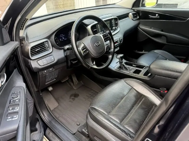 Kia sorento prime, 2018 год, 2.4 автомат, полный привод. 114000 км. автомобиль куплен у официального дилера. птс оригинал, 2 владельца обслуживание в соответствии регламента. сервисная книжка в наличии. два комплекта ключей. 2 комплекта колес, лето на оригинальных дисках. хорошая комплектация, светодиодные фары, кожаный салон с эл. приводом водительского сидения, без ключевой доступ, старт-стоп, двух зонный климат, датчики дождя и света, подогрев руля, эл. привод крышки багажника и т. д. возможно оформление в кредит. возможен обмен. более детальная информация по телефону цена - 2.750.000 р. +79494041233 - фотография - 5