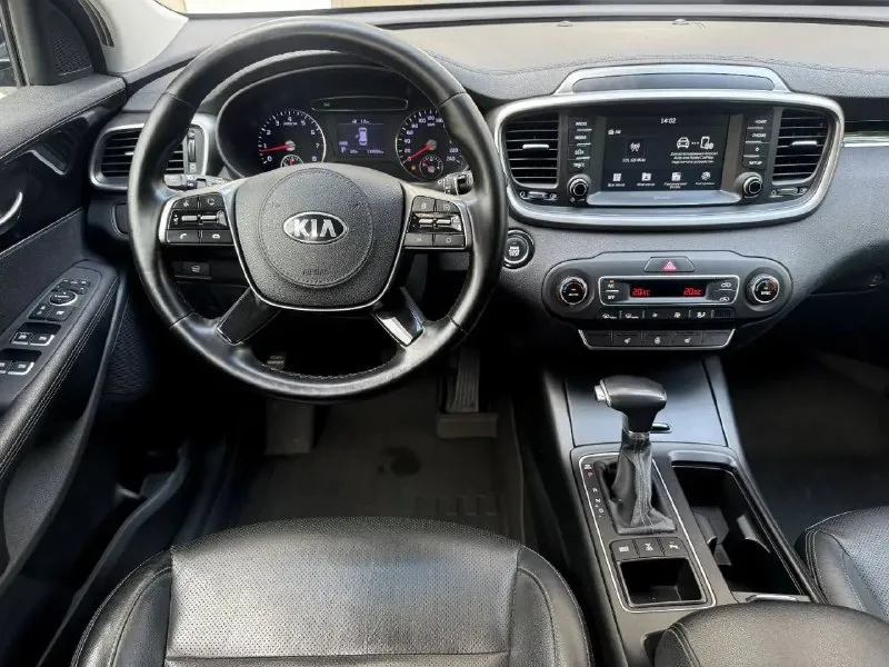 Kia sorento prime, 2018 год, 2.4 автомат, полный привод. 114000 км. автомобиль куплен у официального дилера. птс оригинал, 2 владельца обслуживание в соответствии регламента. сервисная книжка в наличии. два комплекта ключей. 2 комплекта колес, лето на оригинальных дисках. хорошая комплектация, светодиодные фары, кожаный салон с эл. приводом водительского сидения, без ключевой доступ, старт-стоп, двух зонный климат, датчики дождя и света, подогрев руля, эл. привод крышки багажника и т. д. возможно оформление в кредит. возможен обмен. более детальная информация по телефону цена - 2.750.000 р. +79494041233 - фотография - 6