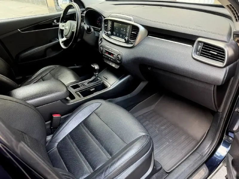 Kia sorento prime, 2018 год, 2.4 автомат, полный привод. 114000 км. автомобиль куплен у официального дилера. птс оригинал, 2 владельца обслуживание в соответствии регламента. сервисная книжка в наличии. два комплекта ключей. 2 комплекта колес, лето на оригинальных дисках. хорошая комплектация, светодиодные фары, кожаный салон с эл. приводом водительского сидения, без ключевой доступ, старт-стоп, двух зонный климат, датчики дождя и света, подогрев руля, эл. привод крышки багажника и т. д. возможно оформление в кредит. возможен обмен. более детальная информация по телефону цена - 2.750.000 р. +79494041233 - фотография - 7