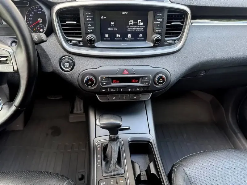 Kia sorento prime, 2018 год, 2.4 автомат, полный привод. 114000 км. автомобиль куплен у официального дилера. птс оригинал, 2 владельца обслуживание в соответствии регламента. сервисная книжка в наличии. два комплекта ключей. 2 комплекта колес, лето на оригинальных дисках. хорошая комплектация, светодиодные фары, кожаный салон с эл. приводом водительского сидения, без ключевой доступ, старт-стоп, двух зонный климат, датчики дождя и света, подогрев руля, эл. привод крышки багажника и т. д. возможно оформление в кредит. возможен обмен. более детальная информация по телефону цена - 2.750.000 р. +79494041233 - фотография - 8