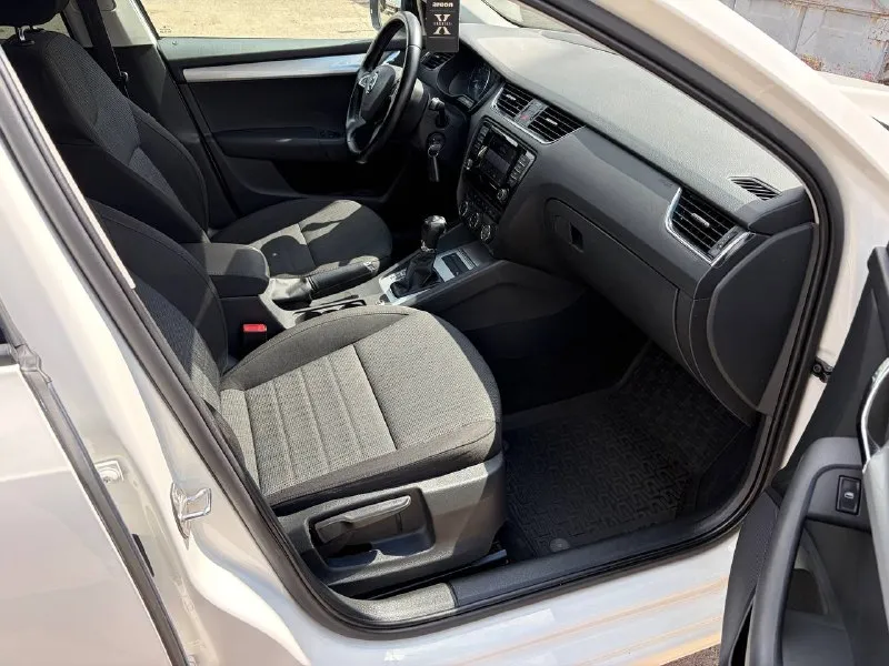 Skoda octavia а7 2015г. 1.4 а. Т tsi (150 л. С) пробег 146000 км. Авто в отличном состоянии, ухоженный и обслуженный. В такси и каршеринге не работал! Надежный и экономичный мотор, сухой без единого запотевания, работает идеально масло не ест от слова совсем! Расход 6л. Акпп 7-ст. (dsg) переключает четко без нареканий. По электрике без ошибок, работает каждая кнопка! Кузов в идеальном состоянии без сколов и царапин, ржавчина отсутствует совсем! Салон без дефектов и запахов! Кондиционер морозит! Два ключа, два комплекта колес. Тех осмотр пройден. Переоформление в мрэо.
Комплектация 🔥 abs, ebd, esp, курсовая устойчивость
✅Адаптивная оптика full led
✅Датчик света/дождя
✅Электропривод, эл. Регулировка и обогрев зеркал
✅Круиз контроль
✅Кожаный мульти руль с обогревом
✅Подогрев передних и задних сидений
✅Холодильник в бардачке
✅Двух зонный климат контроль
✅Датчики давления шин
✅Парковочный ассистент
✅Жк монитор, usb, bluetooth
Осмотр в луганске
+79595367964
1.400.000Руб - фотография - 9