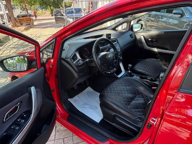 🚘kia ceed двигатель:1.6 ⛽️вид топлива:бензин ⚙️кпп:мкпп 6ст кузов:хетчбэк пробег: 256.000км 📅год выпуска: 2015 💰цена: 930.000 руб •усилитель руля. •эл стеклоподъёмники •мультимедиа •кондиционер❄️ 🚘автосалон автото4ка продажа возможна : ✅наличный расчет ✅безналичный ✅кредит по 2 документам 9️⃣4️⃣9️⃣5️⃣1️⃣1️⃣1️⃣1️⃣5️⃣6️⃣ 🌎находимся по адресу 📍г. мариуполь ул. макара мазая 4️⃣1️⃣ с 10.00 до18.00 - фотография - 7