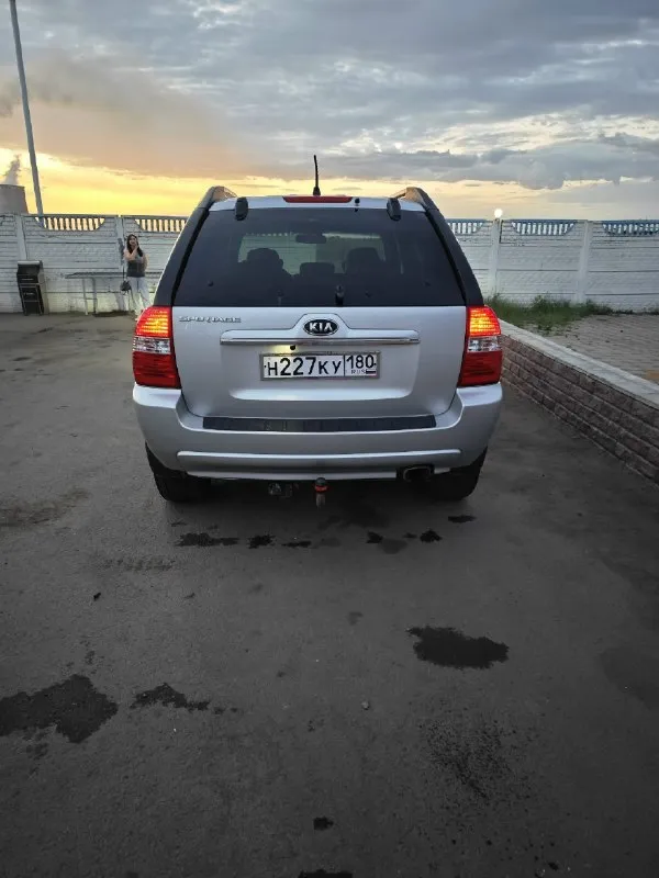 Продам kia sportage 2 год выпуска 2007 пробег: 222 000 км 2.0 бензин, мкпп, полный привод цена: 850 000 руб. :+79494572622 комплектация: подогрев передних сидений, эл. стеклоподъёмники, эл. зеркала с подогревом, подогрев зоны дворников и заднего стекла, климат контроль, круиз контроль, мультимедиа teyes cc3 с камерой заднего вида и регистратором, линзованая оптика, фары в броне пленке (свет шикарный), качественная акустика, сабвуфер, технически полностью обслужена, два комплекта колес. 📞 звоните: +7(949)4572622 - фотография - 1
