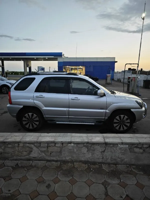 Продам kia sportage 2 год выпуска 2007 пробег: 222 000 км 2.0 бензин, мкпп, полный привод цена: 850 000 руб. :+79494572622 комплектация: подогрев передних сидений, эл. стеклоподъёмники, эл. зеркала с подогревом, подогрев зоны дворников и заднего стекла, климат контроль, круиз контроль, мультимедиа teyes cc3 с камерой заднего вида и регистратором, линзованая оптика, фары в броне пленке (свет шикарный), качественная акустика, сабвуфер, технически полностью обслужена, два комплекта колес. 📞 звоните: +7(949)4572622 - фотография - 2