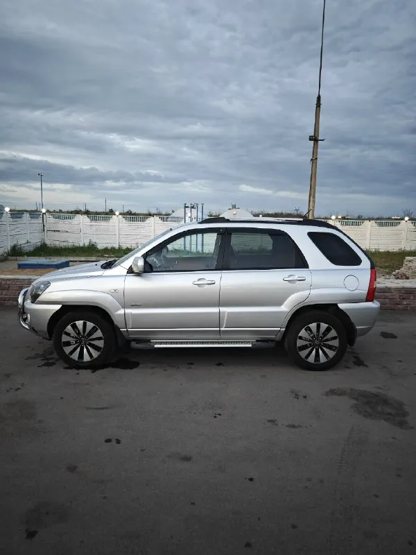 Продам kia sportage 2 год выпуска 2007 пробег: 222 000 км 2.0 бензин, мкпп, полный привод цена: 850 000 руб. :+79494572622 комплектация: подогрев передних сидений, эл. стеклоподъёмники, эл. зеркала с подогревом, подогрев зоны дворников и заднего стекла, климат контроль, круиз контроль, мультимедиа teyes cc3 с камерой заднего вида и регистратором, линзованая оптика, фары в броне пленке (свет шикарный), качественная акустика, сабвуфер, технически полностью обслужена, два комплекта колес. 📞 звоните: +7(949)4572622 - фотография - 3
