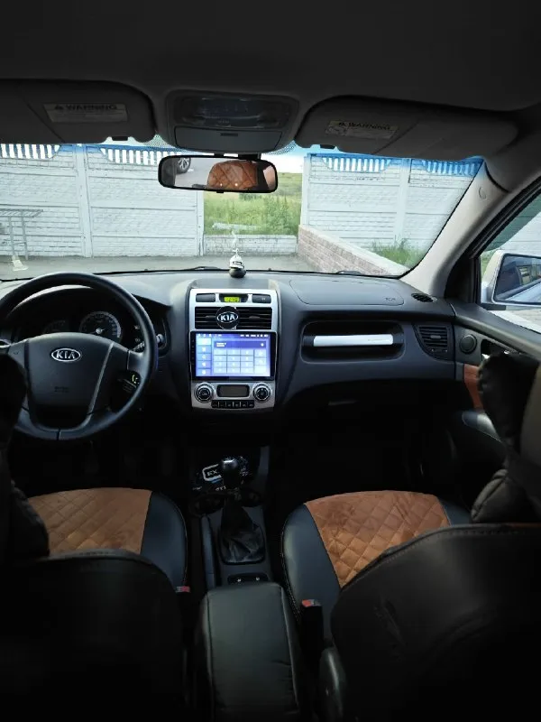 Продам kia sportage 2 год выпуска 2007 пробег: 222 000 км 2.0 бензин, мкпп, полный привод цена: 850 000 руб. :+79494572622 комплектация: подогрев передних сидений, эл. стеклоподъёмники, эл. зеркала с подогревом, подогрев зоны дворников и заднего стекла, климат контроль, круиз контроль, мультимедиа teyes cc3 с камерой заднего вида и регистратором, линзованая оптика, фары в броне пленке (свет шикарный), качественная акустика, сабвуфер, технически полностью обслужена, два комплекта колес. 📞 звоните: +7(949)4572622 - фотография - 4