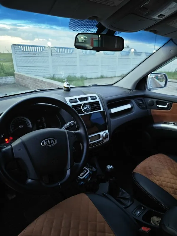 Продам kia sportage 2 год выпуска 2007 пробег: 222 000 км 2.0 бензин, мкпп, полный привод цена: 850 000 руб. :+79494572622 комплектация: подогрев передних сидений, эл. стеклоподъёмники, эл. зеркала с подогревом, подогрев зоны дворников и заднего стекла, климат контроль, круиз контроль, мультимедиа teyes cc3 с камерой заднего вида и регистратором, линзованая оптика, фары в броне пленке (свет шикарный), качественная акустика, сабвуфер, технически полностью обслужена, два комплекта колес. 📞 звоните: +7(949)4572622 - фотография - 5