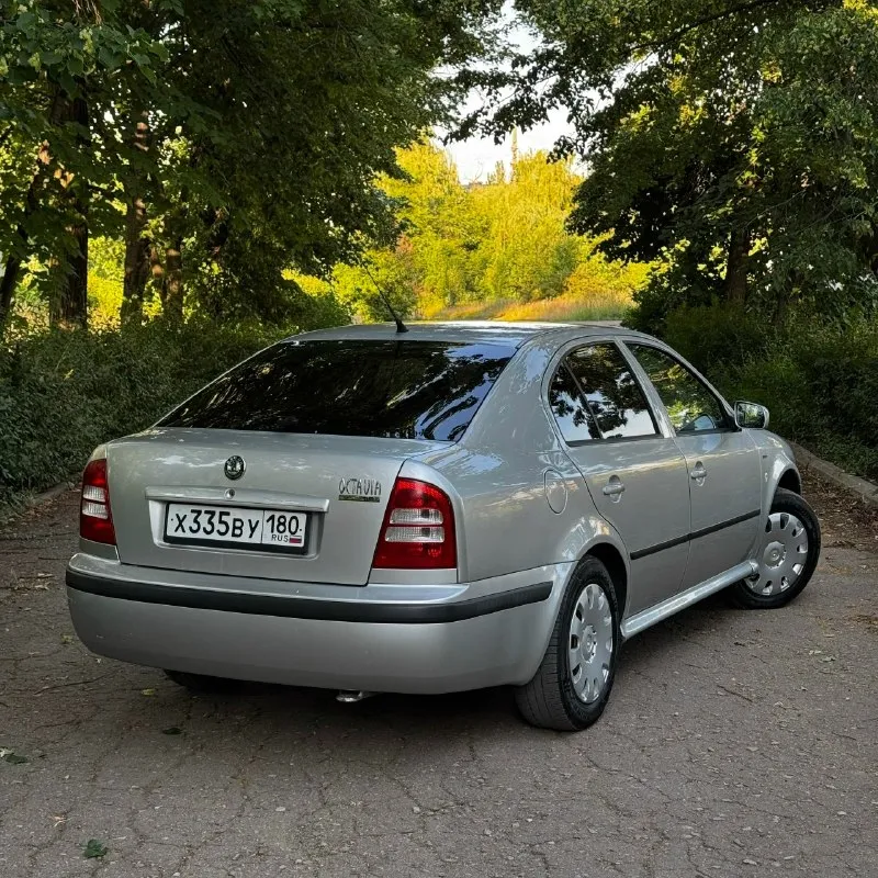 Skoda octavia tour selection 1.6 bfq, мкпп, 2004 г. Цена: 450 000 ₽, торг у автомобиля. Автомобиль в собственности с мая 2021 года. За время владения обслуживался своевременно, на данный момент ежедневно эксплуатируется. Зимой 2026 года установлен контрактный двигатель, после установки проехал около 7000 км. Одновременно были заменены подушки двигателя, бензонасос и свечи зажигания. Ремень грм заменен около 10000 км назад. Комплектация selection: • климат-контроль; • передние электростеклоподъемники; • гидроусилитель руля; • центральный замок; • регулировка руля; • вместительный багажник лифтбэк. Пробег на приборной панели: 277 000 км. Из плюсов: ✓ понятный для обслуживания атмосферный двигатель bfq; ✓ контрактный двигатель с небольшим пробегом после установки; ✓ свежий комплект грм; ✓ хорошее состояние салона; ✓ климат-контроль работает; ✓ комплект зимней резины в подарок; ✓ автомобиль во владении более 5 лет. Из особенностей: • горит check engine по второму лямбда-зон
📞 Звоните: +7(949)3255521 - фотография - 1