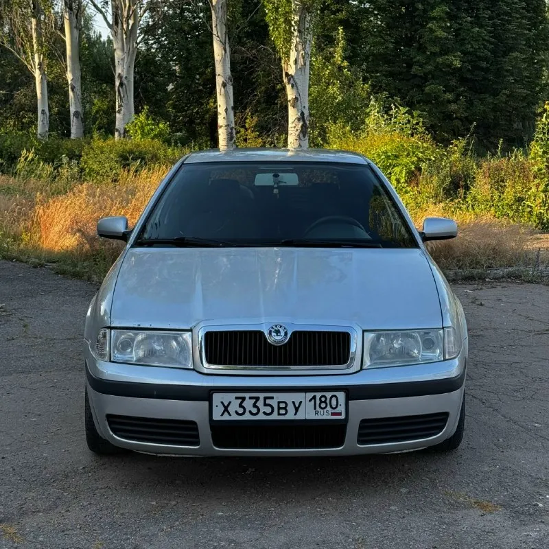 Skoda octavia tour selection 1.6 bfq, мкпп, 2004 г. Цена: 450 000 ₽, торг у автомобиля. Автомобиль в собственности с мая 2021 года. За время владения обслуживался своевременно, на данный момент ежедневно эксплуатируется. Зимой 2026 года установлен контрактный двигатель, после установки проехал около 7000 км. Одновременно были заменены подушки двигателя, бензонасос и свечи зажигания. Ремень грм заменен около 10000 км назад. Комплектация selection: • климат-контроль; • передние электростеклоподъемники; • гидроусилитель руля; • центральный замок; • регулировка руля; • вместительный багажник лифтбэк. Пробег на приборной панели: 277 000 км. Из плюсов: ✓ понятный для обслуживания атмосферный двигатель bfq; ✓ контрактный двигатель с небольшим пробегом после установки; ✓ свежий комплект грм; ✓ хорошее состояние салона; ✓ климат-контроль работает; ✓ комплект зимней резины в подарок; ✓ автомобиль во владении более 5 лет. Из особенностей: • горит check engine по второму лямбда-зон
📞 Звоните: +7(949)3255521 - фотография - 2