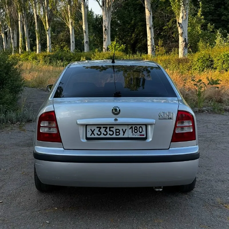 Skoda octavia tour selection 1.6 bfq, мкпп, 2004 г. Цена: 450 000 ₽, торг у автомобиля. Автомобиль в собственности с мая 2021 года. За время владения обслуживался своевременно, на данный момент ежедневно эксплуатируется. Зимой 2026 года установлен контрактный двигатель, после установки проехал около 7000 км. Одновременно были заменены подушки двигателя, бензонасос и свечи зажигания. Ремень грм заменен около 10000 км назад. Комплектация selection: • климат-контроль; • передние электростеклоподъемники; • гидроусилитель руля; • центральный замок; • регулировка руля; • вместительный багажник лифтбэк. Пробег на приборной панели: 277 000 км. Из плюсов: ✓ понятный для обслуживания атмосферный двигатель bfq; ✓ контрактный двигатель с небольшим пробегом после установки; ✓ свежий комплект грм; ✓ хорошее состояние салона; ✓ климат-контроль работает; ✓ комплект зимней резины в подарок; ✓ автомобиль во владении более 5 лет. Из особенностей: • горит check engine по второму лямбда-зон
📞 Звоните: +7(949)3255521 - фотография - 3