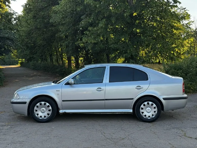 Skoda octavia tour selection 1.6 bfq, мкпп, 2004 г. Цена: 450 000 ₽, торг у автомобиля. Автомобиль в собственности с мая 2021 года. За время владения обслуживался своевременно, на данный момент ежедневно эксплуатируется. Зимой 2026 года установлен контрактный двигатель, после установки проехал около 7000 км. Одновременно были заменены подушки двигателя, бензонасос и свечи зажигания. Ремень грм заменен около 10000 км назад. Комплектация selection: • климат-контроль; • передние электростеклоподъемники; • гидроусилитель руля; • центральный замок; • регулировка руля; • вместительный багажник лифтбэк. Пробег на приборной панели: 277 000 км. Из плюсов: ✓ понятный для обслуживания атмосферный двигатель bfq; ✓ контрактный двигатель с небольшим пробегом после установки; ✓ свежий комплект грм; ✓ хорошее состояние салона; ✓ климат-контроль работает; ✓ комплект зимней резины в подарок; ✓ автомобиль во владении более 5 лет. Из особенностей: • горит check engine по второму лямбда-зон
📞 Звоните: +7(949)3255521 - фотография - 4