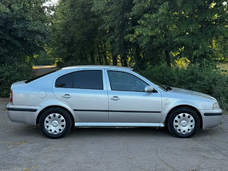 Skoda octavia tour selection 1.6 bfq, мкпп, 2004 г. Цена: 450 000 ₽, торг у автомобиля. Автомобиль в собственности с мая 2021 года. За время владения обслуживался своевременно, на данный момент ежедневно эксплуатируется. Зимой 2026 года установлен контрактный двигатель, после установки проехал около 7000 км. Одновременно были заменены подушки двигателя, бензонасос и свечи зажигания. Ремень грм заменен около 10000 км назад. Комплектация selection: • климат-контроль; • передние электростеклоподъемники; • гидроусилитель руля; • центральный замок; • регулировка руля; • вместительный багажник лифтбэк. Пробег на приборной панели: 277 000 км. Из плюсов: ✓ понятный для обслуживания атмосферный двигатель bfq; ✓ контрактный двигатель с небольшим пробегом после установки; ✓ свежий комплект грм; ✓ хорошее состояние салона; ✓ климат-контроль работает; ✓ комплект зимней резины в подарок; ✓ автомобиль во владении более 5 лет. Из особенностей: • горит check engine по второму лямбда-зон
📞 Звоните: +7(949)3255521 - фотография - 5