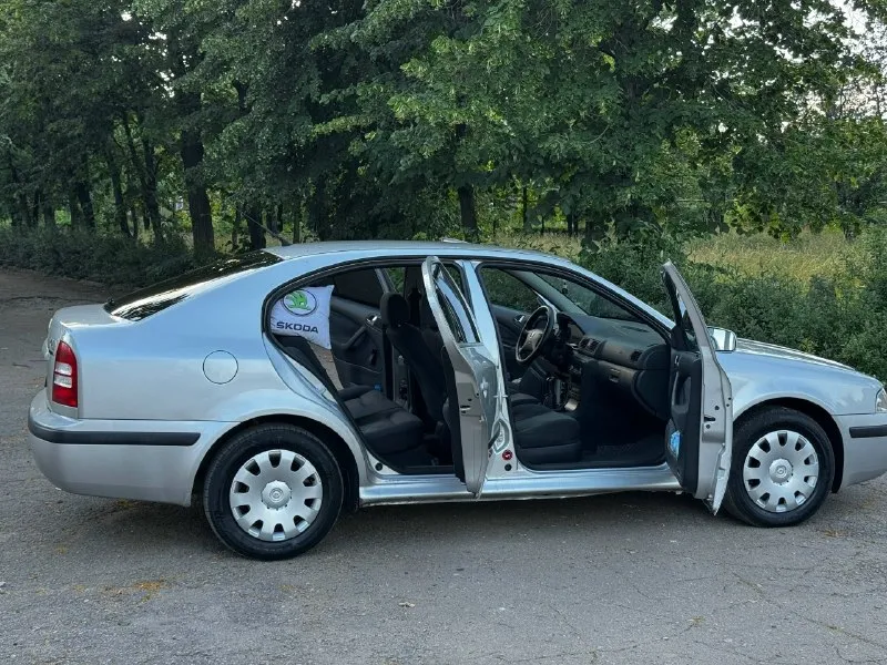 Skoda octavia tour selection 1.6 bfq, мкпп, 2004 г. Цена: 450 000 ₽, торг у автомобиля. Автомобиль в собственности с мая 2021 года. За время владения обслуживался своевременно, на данный момент ежедневно эксплуатируется. Зимой 2026 года установлен контрактный двигатель, после установки проехал около 7000 км. Одновременно были заменены подушки двигателя, бензонасос и свечи зажигания. Ремень грм заменен около 10000 км назад. Комплектация selection: • климат-контроль; • передние электростеклоподъемники; • гидроусилитель руля; • центральный замок; • регулировка руля; • вместительный багажник лифтбэк. Пробег на приборной панели: 277 000 км. Из плюсов: ✓ понятный для обслуживания атмосферный двигатель bfq; ✓ контрактный двигатель с небольшим пробегом после установки; ✓ свежий комплект грм; ✓ хорошее состояние салона; ✓ климат-контроль работает; ✓ комплект зимней резины в подарок; ✓ автомобиль во владении более 5 лет. Из особенностей: • горит check engine по второму лямбда-зон
📞 Звоните: +7(949)3255521 - фотография - 6