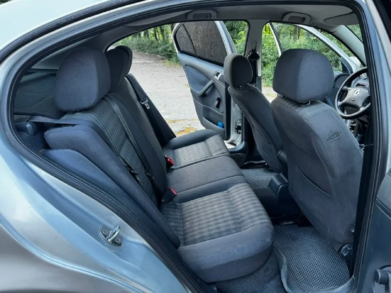 Skoda octavia tour selection 1.6 bfq, мкпп, 2004 г. Цена: 450 000 ₽, торг у автомобиля. Автомобиль в собственности с мая 2021 года. За время владения обслуживался своевременно, на данный момент ежедневно эксплуатируется. Зимой 2026 года установлен контрактный двигатель, после установки проехал около 7000 км. Одновременно были заменены подушки двигателя, бензонасос и свечи зажигания. Ремень грм заменен около 10000 км назад. Комплектация selection: • климат-контроль; • передние электростеклоподъемники; • гидроусилитель руля; • центральный замок; • регулировка руля; • вместительный багажник лифтбэк. Пробег на приборной панели: 277 000 км. Из плюсов: ✓ понятный для обслуживания атмосферный двигатель bfq; ✓ контрактный двигатель с небольшим пробегом после установки; ✓ свежий комплект грм; ✓ хорошее состояние салона; ✓ климат-контроль работает; ✓ комплект зимней резины в подарок; ✓ автомобиль во владении более 5 лет. Из особенностей: • горит check engine по второму лямбда-зон
📞 Звоните: +7(949)3255521 - фотография - 7