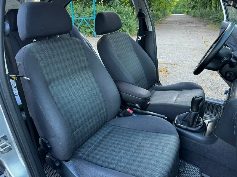 Skoda octavia tour selection 1.6 bfq, мкпп, 2004 г. Цена: 450 000 ₽, торг у автомобиля. Автомобиль в собственности с мая 2021 года. За время владения обслуживался своевременно, на данный момент ежедневно эксплуатируется. Зимой 2026 года установлен контрактный двигатель, после установки проехал около 7000 км. Одновременно были заменены подушки двигателя, бензонасос и свечи зажигания. Ремень грм заменен около 10000 км назад. Комплектация selection: • климат-контроль; • передние электростеклоподъемники; • гидроусилитель руля; • центральный замок; • регулировка руля; • вместительный багажник лифтбэк. Пробег на приборной панели: 277 000 км. Из плюсов: ✓ понятный для обслуживания атмосферный двигатель bfq; ✓ контрактный двигатель с небольшим пробегом после установки; ✓ свежий комплект грм; ✓ хорошее состояние салона; ✓ климат-контроль работает; ✓ комплект зимней резины в подарок; ✓ автомобиль во владении более 5 лет. Из особенностей: • горит check engine по второму лямбда-зон
📞 Звоните: +7(949)3255521 - фотография - 8