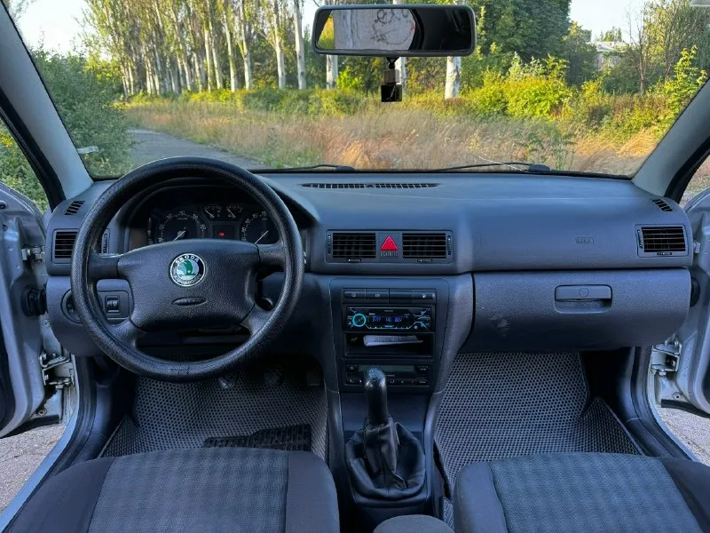 Skoda octavia tour selection 1.6 bfq, мкпп, 2004 г. Цена: 450 000 ₽, торг у автомобиля. Автомобиль в собственности с мая 2021 года. За время владения обслуживался своевременно, на данный момент ежедневно эксплуатируется. Зимой 2026 года установлен контрактный двигатель, после установки проехал около 7000 км. Одновременно были заменены подушки двигателя, бензонасос и свечи зажигания. Ремень грм заменен около 10000 км назад. Комплектация selection: • климат-контроль; • передние электростеклоподъемники; • гидроусилитель руля; • центральный замок; • регулировка руля; • вместительный багажник лифтбэк. Пробег на приборной панели: 277 000 км. Из плюсов: ✓ понятный для обслуживания атмосферный двигатель bfq; ✓ контрактный двигатель с небольшим пробегом после установки; ✓ свежий комплект грм; ✓ хорошее состояние салона; ✓ климат-контроль работает; ✓ комплект зимней резины в подарок; ✓ автомобиль во владении более 5 лет. Из особенностей: • горит check engine по второму лямбда-зон
📞 Звоните: +7(949)3255521 - фотография - 9