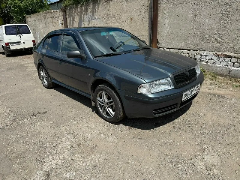 ✅Продам skoda octavia tour ✅год: 2008 ✅мотор: 1.8 турбо (150л. С) ✅коробка: механика ✅привод: передний ✅цена: 500 000₽ небольшой торг ✅номер:+79490816476 tг и макс ✅осмотр в донецке пробег 353538км владею год. Фары би лед (светят очень хорошо)с ангельскими глазками, стоит 4 динамика и буфер. Комплектация хорошая, гур,4эсп(с доводчиками), абс, подогревы зеркал, сидений, дисковые тормоза в круг, климат контроль(рабочий)холодит отлично. Поменяно много всего: рулевая рейка, задняя балка, сцепление, датчик распредвала, датчики детонации, пружины в круг, задние амортизаторы, все резинки, стойки стабилизатора и еще много всего. Китая не было никогда, ориг или хороший аналог. Мотор не троит, едет очень бодро, но присутствует расход масла, около 1литр на 1000км. Заменил турбину на новую (на старой была трещина в горячей части)в сборе фирмы borgwarner. По коробке нареканий нет. По кузову рыжики имеются так как это ваг и машина не новая, дно без дыр, целое.
📞 Звоните: +7(949)0816476 - фотография - 3