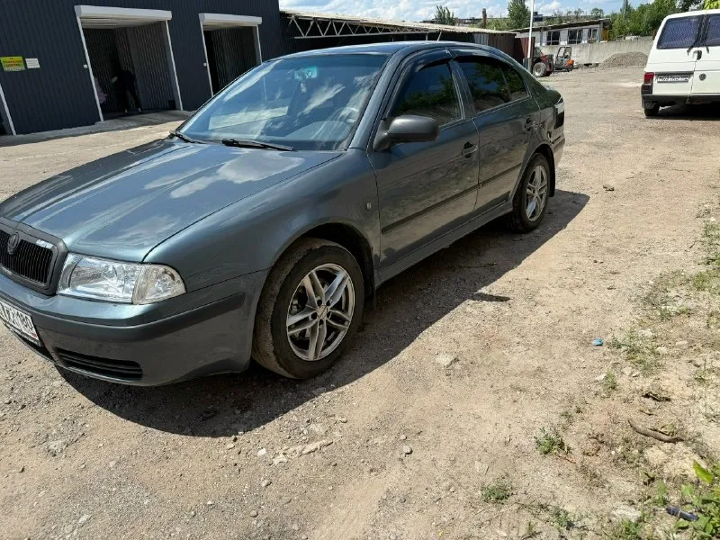 ✅Продам skoda octavia tour ✅год: 2008 ✅мотор: 1.8 турбо (150л. С) ✅коробка: механика ✅привод: передний ✅цена: 500 000₽ небольшой торг ✅номер:+79490816476 tг и макс ✅осмотр в донецке пробег 353538км владею год. Фары би лед (светят очень хорошо)с ангельскими глазками, стоит 4 динамика и буфер. Комплектация хорошая, гур,4эсп(с доводчиками), абс, подогревы зеркал, сидений, дисковые тормоза в круг, климат контроль(рабочий)холодит отлично. Поменяно много всего: рулевая рейка, задняя балка, сцепление, датчик распредвала, датчики детонации, пружины в круг, задние амортизаторы, все резинки, стойки стабилизатора и еще много всего. Китая не было никогда, ориг или хороший аналог. Мотор не троит, едет очень бодро, но присутствует расход масла, около 1литр на 1000км. Заменил турбину на новую (на старой была трещина в горячей части)в сборе фирмы borgwarner. По коробке нареканий нет. По кузову рыжики имеются так как это ваг и машина не новая, дно без дыр, целое.
📞 Звоните: +7(949)0816476 - фотография - 4