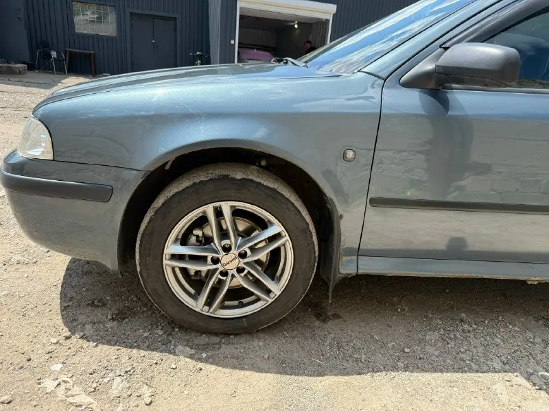 ✅Продам skoda octavia tour ✅год: 2008 ✅мотор: 1.8 турбо (150л. С) ✅коробка: механика ✅привод: передний ✅цена: 500 000₽ небольшой торг ✅номер:+79490816476 tг и макс ✅осмотр в донецке пробег 353538км владею год. Фары би лед (светят очень хорошо)с ангельскими глазками, стоит 4 динамика и буфер. Комплектация хорошая, гур,4эсп(с доводчиками), абс, подогревы зеркал, сидений, дисковые тормоза в круг, климат контроль(рабочий)холодит отлично. Поменяно много всего: рулевая рейка, задняя балка, сцепление, датчик распредвала, датчики детонации, пружины в круг, задние амортизаторы, все резинки, стойки стабилизатора и еще много всего. Китая не было никогда, ориг или хороший аналог. Мотор не троит, едет очень бодро, но присутствует расход масла, около 1литр на 1000км. Заменил турбину на новую (на старой была трещина в горячей части)в сборе фирмы borgwarner. По коробке нареканий нет. По кузову рыжики имеются так как это ваг и машина не новая, дно без дыр, целое.
📞 Звоните: +7(949)0816476 - фотография - 5
