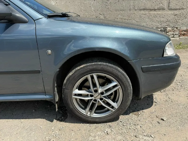 ✅Продам skoda octavia tour ✅год: 2008 ✅мотор: 1.8 турбо (150л. С) ✅коробка: механика ✅привод: передний ✅цена: 500 000₽ небольшой торг ✅номер:+79490816476 tг и макс ✅осмотр в донецке пробег 353538км владею год. Фары би лед (светят очень хорошо)с ангельскими глазками, стоит 4 динамика и буфер. Комплектация хорошая, гур,4эсп(с доводчиками), абс, подогревы зеркал, сидений, дисковые тормоза в круг, климат контроль(рабочий)холодит отлично. Поменяно много всего: рулевая рейка, задняя балка, сцепление, датчик распредвала, датчики детонации, пружины в круг, задние амортизаторы, все резинки, стойки стабилизатора и еще много всего. Китая не было никогда, ориг или хороший аналог. Мотор не троит, едет очень бодро, но присутствует расход масла, около 1литр на 1000км. Заменил турбину на новую (на старой была трещина в горячей части)в сборе фирмы borgwarner. По коробке нареканий нет. По кузову рыжики имеются так как это ваг и машина не новая, дно без дыр, целое.
📞 Звоните: +7(949)0816476 - фотография - 6