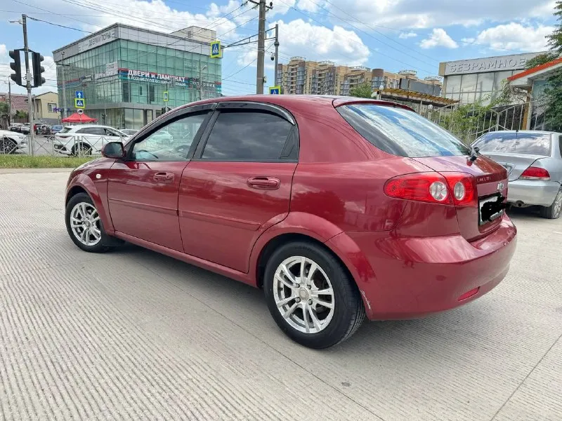 Chevrolet lacetti 1.6 автомат 2007 — настоящий живой кореец в отличном состоянии! С который вписан в птс!
Продам chevrolet lacetti 1.6 на автомате, 2007 года.
Автомобиль полностью в родном заводском окрасе — без перекрасов, без скрытых ремонтов. Родные заводские зазоры, кузов сохранился очень достойно. Дно, пороги, низа дверей, стаканы, лонжероны, в идеальном состоянии
✅ Родной пробег 300 000 км, без скруток
✅ Чистый кореец
✅ Имеет три vin-кода
✅ Установлено, вписано в птс(баллон на 60 литров) хватает на неделю активной езды
✅ Надёжный двигатель 1.6 работает ровно, не троит, не дымит
✅ Автомат работает отлично — без пинков, рывков и задержек
✅ Кондиционер морозит как надо ❄️ заправил на днях
✅ 4 Эл стеклоподъемника
✅ Новые фары и туманки, свет отличный
✅ Новая резина на дисках
✅ Магнитола с камерой заднего вида
✅ Перебрана вся ходовка, ничего не стучит, не брякает
✅Документы кристально чистые, штрафов, запретов нет, полное переоформление, тех
📲 Tg: @m0rgina1
📞 Звоните: +7(949)9987030 - фотография - 2