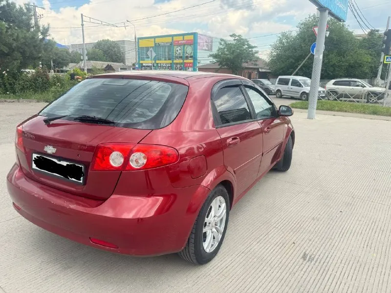 Chevrolet lacetti 1.6 автомат 2007 — настоящий живой кореец в отличном состоянии! С который вписан в птс!
Продам chevrolet lacetti 1.6 на автомате, 2007 года.
Автомобиль полностью в родном заводском окрасе — без перекрасов, без скрытых ремонтов. Родные заводские зазоры, кузов сохранился очень достойно. Дно, пороги, низа дверей, стаканы, лонжероны, в идеальном состоянии
✅ Родной пробег 300 000 км, без скруток
✅ Чистый кореец
✅ Имеет три vin-кода
✅ Установлено, вписано в птс(баллон на 60 литров) хватает на неделю активной езды
✅ Надёжный двигатель 1.6 работает ровно, не троит, не дымит
✅ Автомат работает отлично — без пинков, рывков и задержек
✅ Кондиционер морозит как надо ❄️ заправил на днях
✅ 4 Эл стеклоподъемника
✅ Новые фары и туманки, свет отличный
✅ Новая резина на дисках
✅ Магнитола с камерой заднего вида
✅ Перебрана вся ходовка, ничего не стучит, не брякает
✅Документы кристально чистые, штрафов, запретов нет, полное переоформление, тех
📲 Tg: @m0rgina1
📞 Звоните: +7(949)9987030 - фотография - 3