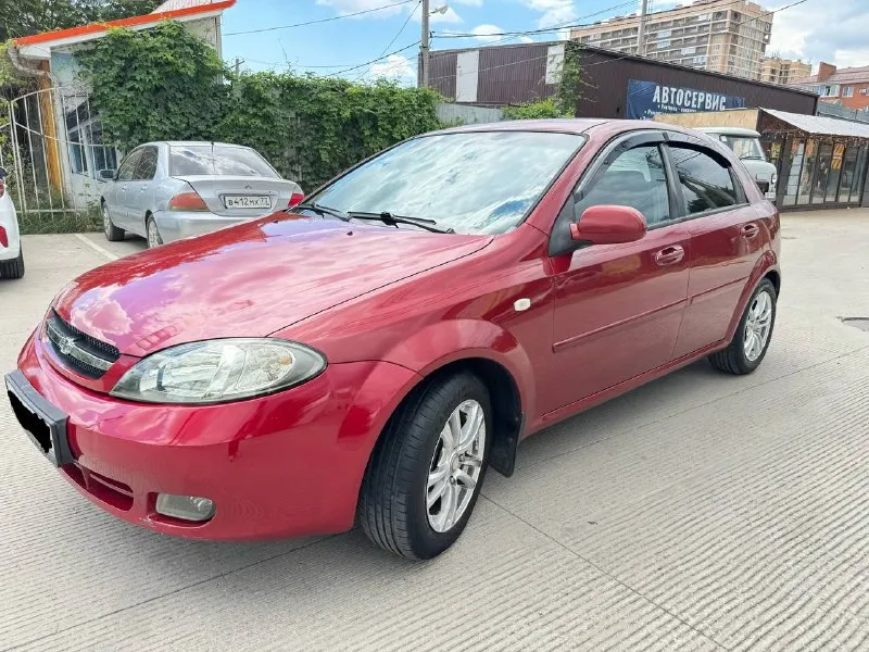 Chevrolet lacetti 1.6 автомат 2007 — настоящий живой кореец в отличном состоянии! С который вписан в птс!
Продам chevrolet lacetti 1.6 на автомате, 2007 года.
Автомобиль полностью в родном заводском окрасе — без перекрасов, без скрытых ремонтов. Родные заводские зазоры, кузов сохранился очень достойно. Дно, пороги, низа дверей, стаканы, лонжероны, в идеальном состоянии
✅ Родной пробег 300 000 км, без скруток
✅ Чистый кореец
✅ Имеет три vin-кода
✅ Установлено, вписано в птс(баллон на 60 литров) хватает на неделю активной езды
✅ Надёжный двигатель 1.6 работает ровно, не троит, не дымит
✅ Автомат работает отлично — без пинков, рывков и задержек
✅ Кондиционер морозит как надо ❄️ заправил на днях
✅ 4 Эл стеклоподъемника
✅ Новые фары и туманки, свет отличный
✅ Новая резина на дисках
✅ Магнитола с камерой заднего вида
✅ Перебрана вся ходовка, ничего не стучит, не брякает
✅Документы кристально чистые, штрафов, запретов нет, полное переоформление, тех
📲 Tg: @m0rgina1
📞 Звоните: +7(949)9987030 - фотография - 4