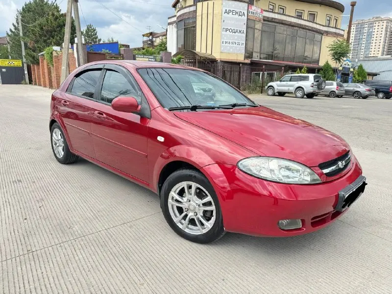 Chevrolet lacetti 1.6 автомат 2007 — настоящий живой кореец в отличном состоянии! С который вписан в птс!
Продам chevrolet lacetti 1.6 на автомате, 2007 года.
Автомобиль полностью в родном заводском окрасе — без перекрасов, без скрытых ремонтов. Родные заводские зазоры, кузов сохранился очень достойно. Дно, пороги, низа дверей, стаканы, лонжероны, в идеальном состоянии
✅ Родной пробег 300 000 км, без скруток
✅ Чистый кореец
✅ Имеет три vin-кода
✅ Установлено, вписано в птс(баллон на 60 литров) хватает на неделю активной езды
✅ Надёжный двигатель 1.6 работает ровно, не троит, не дымит
✅ Автомат работает отлично — без пинков, рывков и задержек
✅ Кондиционер морозит как надо ❄️ заправил на днях
✅ 4 Эл стеклоподъемника
✅ Новые фары и туманки, свет отличный
✅ Новая резина на дисках
✅ Магнитола с камерой заднего вида
✅ Перебрана вся ходовка, ничего не стучит, не брякает
✅Документы кристально чистые, штрафов, запретов нет, полное переоформление, тех
📲 Tg: @m0rgina1
📞 Звоните: +7(949)9987030 - фотография - 5