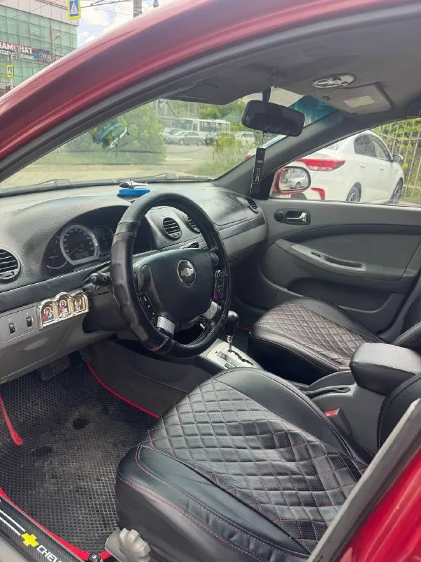 Chevrolet lacetti 1.6 автомат 2007 — настоящий живой кореец в отличном состоянии! С который вписан в птс!
Продам chevrolet lacetti 1.6 на автомате, 2007 года.
Автомобиль полностью в родном заводском окрасе — без перекрасов, без скрытых ремонтов. Родные заводские зазоры, кузов сохранился очень достойно. Дно, пороги, низа дверей, стаканы, лонжероны, в идеальном состоянии
✅ Родной пробег 300 000 км, без скруток
✅ Чистый кореец
✅ Имеет три vin-кода
✅ Установлено, вписано в птс(баллон на 60 литров) хватает на неделю активной езды
✅ Надёжный двигатель 1.6 работает ровно, не троит, не дымит
✅ Автомат работает отлично — без пинков, рывков и задержек
✅ Кондиционер морозит как надо ❄️ заправил на днях
✅ 4 Эл стеклоподъемника
✅ Новые фары и туманки, свет отличный
✅ Новая резина на дисках
✅ Магнитола с камерой заднего вида
✅ Перебрана вся ходовка, ничего не стучит, не брякает
✅Документы кристально чистые, штрафов, запретов нет, полное переоформление, тех
📲 Tg: @m0rgina1
📞 Звоните: +7(949)9987030 - фотография - 7