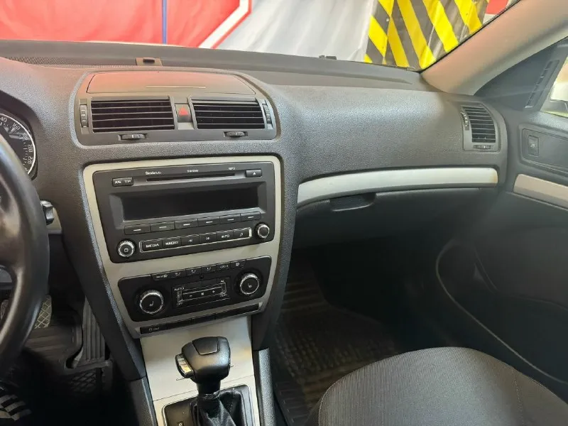 Продам ! Skoda octavia a5 ii(рестайлинг) 2013г. , двигатель 1.8 tsi ( автомат aisin) родной пробег 210 тыс ! Самая полная комплектация ! Авто в отличном состоянии kak внешне так и технически ! Без вложений ! Мотор, коробка, ходая, (на отлично ) ! Всегда все менялось вовремя ! На пробеге 210 тысяч было сделано большое то с заменой всех расходных частей ! Чистый аккуратный, не курящий салон. -линзованная оптика -датчик дождя, света -круиз контроль -климат контроль -музыка -паркторник задний ( заводской) -складывание зеркал -доводчики стекл -подсветка поворота -бортовой компьютер ( на русском) -подогрев сидений -колеса r 16 ( резина 23 года ) -abs, esp -безопасность 8 подушек готов на любые проверки ! Автомобиль в очень хорошем состоянии, эксплуатируется каждый день и не требует вложений! Осмотр в макеевке, цена 1150 000 руб. , 📞 79494680100
📞 Звоните: +7(949)4680100 - фотография - 7