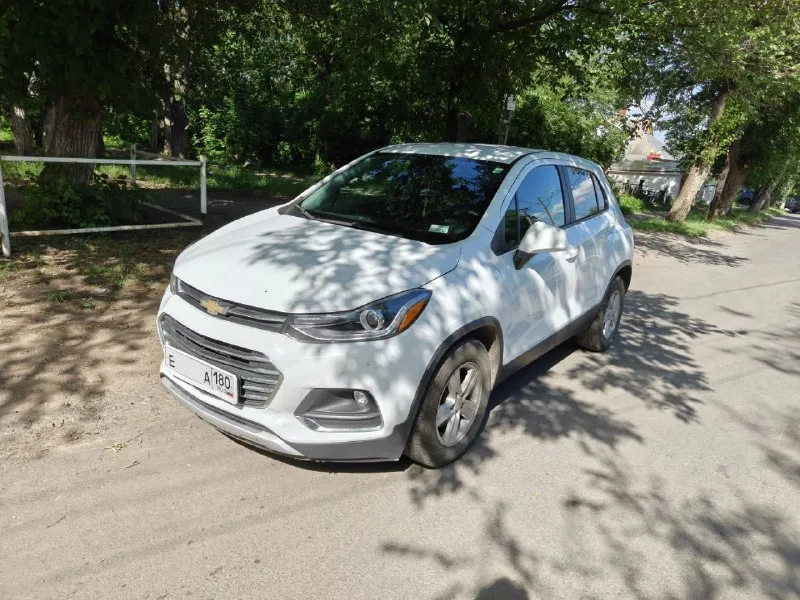Продаю отличный надёжный корейский компактный кроссовер chevrolet trax, клон opel mokka и buick encore
Дата выпуска 8 месяц 2020 года.

📍 Пробег 88681 км.
⚙ Двигатель 1.4т мощность 140 л. С.  
📀 Коробка передач - 6 ступенчатый классический гидроавтомат.
✅ Передний привод.
✅ Хорошая комплектация есть всё для комфортного вождения, а именно:
📍 Мультимедиа система 6 динамиков с android auto и apple carplay;
📍 Камера заднего вида;
📍Кондиционер;
📍Круиз-контроль;
📍 Система мониторинга давления в шинах;
✅ Штатный дистанционный автозапуск, в комплекте 2 ключа;
✅ Все стёкла родные, безопасность не срабатывала, все подушки на месте.
✅ На пробеге 81 т. Км. Сделана полная замена масла в акпп; 1.5 т. Км. Назад сделано то с заменой масла в двигателе и фильтров.
✅ Приборная панель и мультимедиа русифицированы.
✅ Вместе с авто отдаю зимние шины pirelli ice zero шипованные (куплены в октябре 2025) и два комплекта ковриков.
✅ В сентябре 2025 сделан антикор кузова.

Цена 1,5 🍋.
Контактный телефон +7(949)438-55-35 - фотография - 1