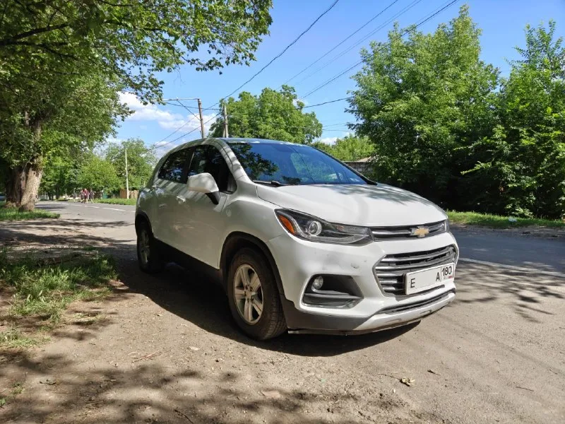 Продаю отличный надёжный корейский компактный кроссовер chevrolet trax, клон opel mokka и buick encore
Дата выпуска 8 месяц 2020 года.

📍 Пробег 88681 км.
⚙ Двигатель 1.4т мощность 140 л. С.  
📀 Коробка передач - 6 ступенчатый классический гидроавтомат.
✅ Передний привод.
✅ Хорошая комплектация есть всё для комфортного вождения, а именно:
📍 Мультимедиа система 6 динамиков с android auto и apple carplay;
📍 Камера заднего вида;
📍Кондиционер;
📍Круиз-контроль;
📍 Система мониторинга давления в шинах;
✅ Штатный дистанционный автозапуск, в комплекте 2 ключа;
✅ Все стёкла родные, безопасность не срабатывала, все подушки на месте.
✅ На пробеге 81 т. Км. Сделана полная замена масла в акпп; 1.5 т. Км. Назад сделано то с заменой масла в двигателе и фильтров.
✅ Приборная панель и мультимедиа русифицированы.
✅ Вместе с авто отдаю зимние шины pirelli ice zero шипованные (куплены в октябре 2025) и два комплекта ковриков.
✅ В сентябре 2025 сделан антикор кузова.

Цена 1,5 🍋.
Контактный телефон +7(949)438-55-35 - фотография - 2