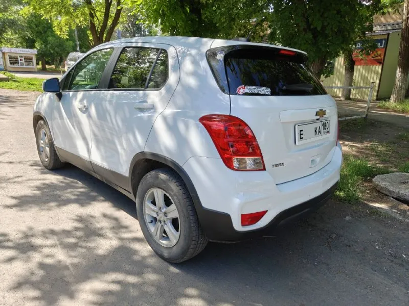 Продаю отличный надёжный корейский компактный кроссовер chevrolet trax, клон opel mokka и buick encore
Дата выпуска 8 месяц 2020 года.

📍 Пробег 88681 км.
⚙ Двигатель 1.4т мощность 140 л. С.  
📀 Коробка передач - 6 ступенчатый классический гидроавтомат.
✅ Передний привод.
✅ Хорошая комплектация есть всё для комфортного вождения, а именно:
📍 Мультимедиа система 6 динамиков с android auto и apple carplay;
📍 Камера заднего вида;
📍Кондиционер;
📍Круиз-контроль;
📍 Система мониторинга давления в шинах;
✅ Штатный дистанционный автозапуск, в комплекте 2 ключа;
✅ Все стёкла родные, безопасность не срабатывала, все подушки на месте.
✅ На пробеге 81 т. Км. Сделана полная замена масла в акпп; 1.5 т. Км. Назад сделано то с заменой масла в двигателе и фильтров.
✅ Приборная панель и мультимедиа русифицированы.
✅ Вместе с авто отдаю зимние шины pirelli ice zero шипованные (куплены в октябре 2025) и два комплекта ковриков.
✅ В сентябре 2025 сделан антикор кузова.

Цена 1,5 🍋.
Контактный телефон +7(949)438-55-35 - фотография - 3