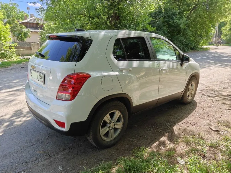 Продаю отличный надёжный корейский компактный кроссовер chevrolet trax, клон opel mokka и buick encore
Дата выпуска 8 месяц 2020 года.

📍 Пробег 88681 км.
⚙ Двигатель 1.4т мощность 140 л. С.  
📀 Коробка передач - 6 ступенчатый классический гидроавтомат.
✅ Передний привод.
✅ Хорошая комплектация есть всё для комфортного вождения, а именно:
📍 Мультимедиа система 6 динамиков с android auto и apple carplay;
📍 Камера заднего вида;
📍Кондиционер;
📍Круиз-контроль;
📍 Система мониторинга давления в шинах;
✅ Штатный дистанционный автозапуск, в комплекте 2 ключа;
✅ Все стёкла родные, безопасность не срабатывала, все подушки на месте.
✅ На пробеге 81 т. Км. Сделана полная замена масла в акпп; 1.5 т. Км. Назад сделано то с заменой масла в двигателе и фильтров.
✅ Приборная панель и мультимедиа русифицированы.
✅ Вместе с авто отдаю зимние шины pirelli ice zero шипованные (куплены в октябре 2025) и два комплекта ковриков.
✅ В сентябре 2025 сделан антикор кузова.

Цена 1,5 🍋.
Контактный телефон +7(949)438-55-35 - фотография - 4